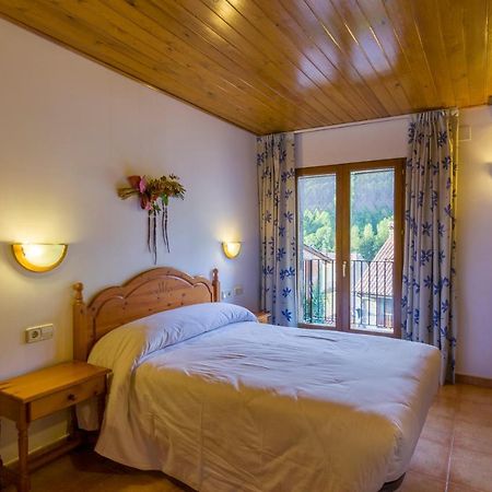 Hostal Cal Mestre Vilallonga de Ter Luaran gambar