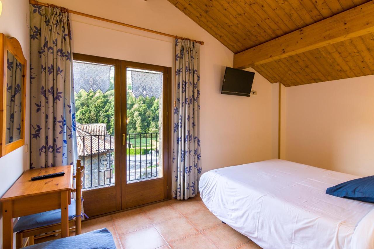 Hostal Cal Mestre Vilallonga de Ter Luaran gambar