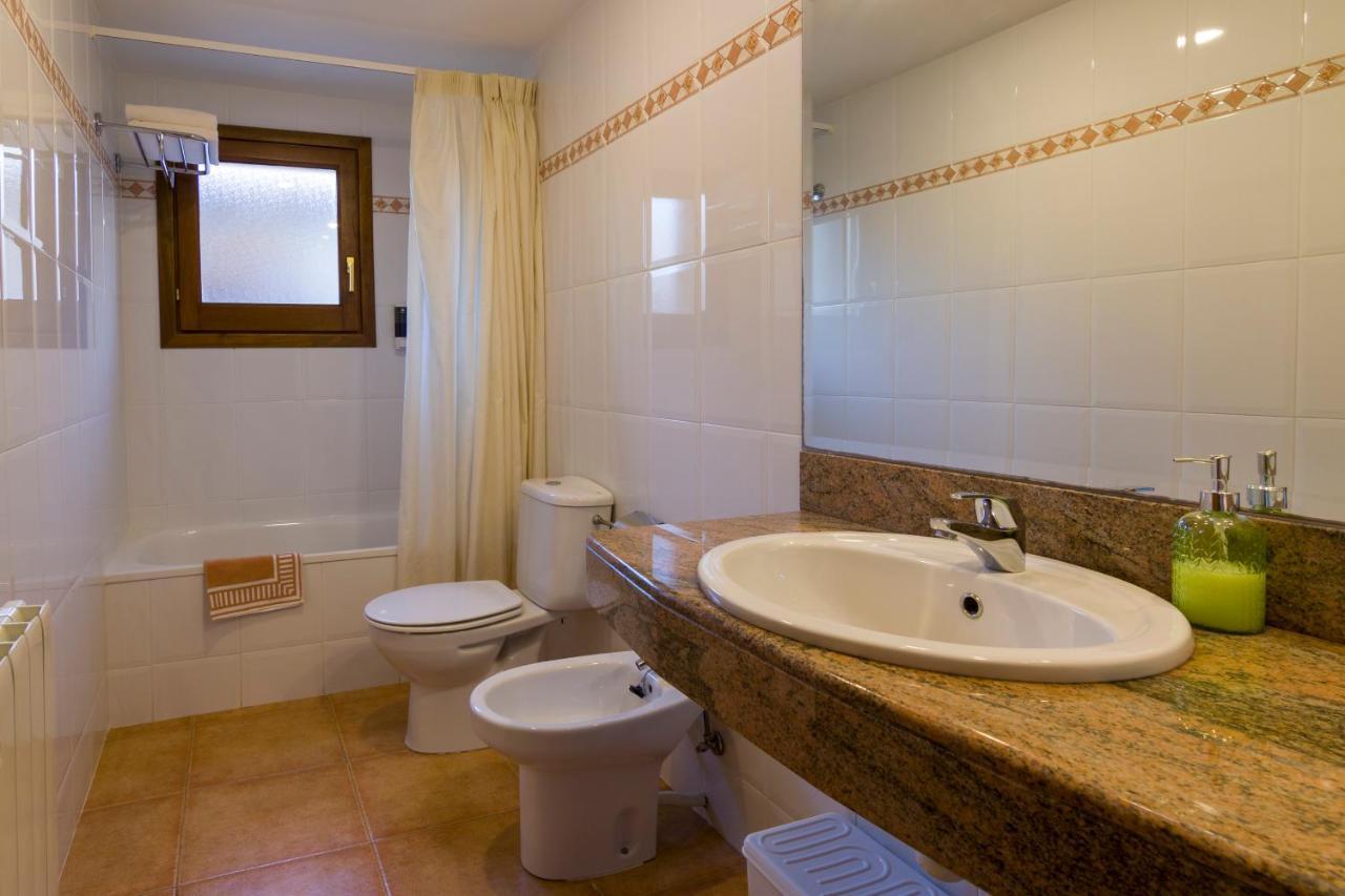 Hostal Cal Mestre Vilallonga de Ter Luaran gambar
