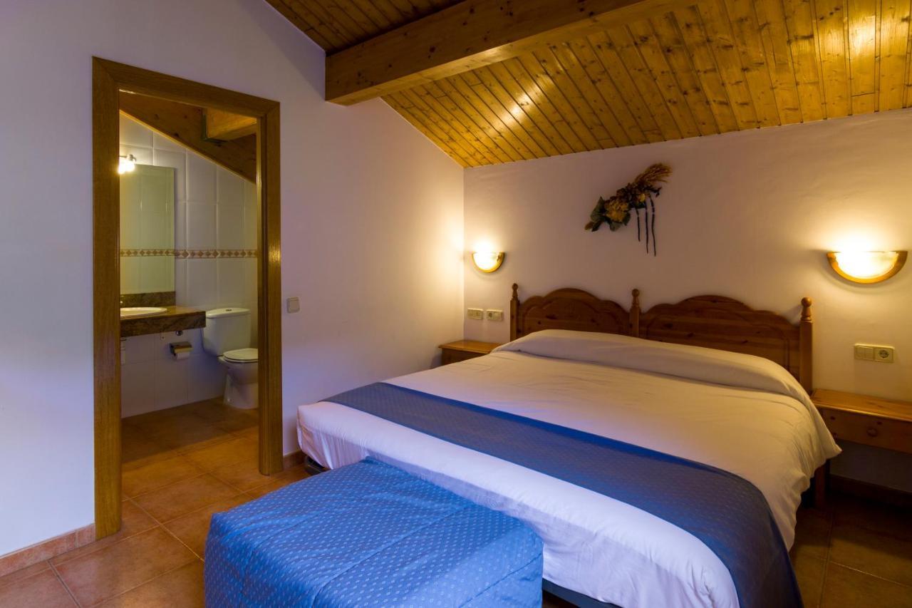 Hostal Cal Mestre Vilallonga de Ter Luaran gambar