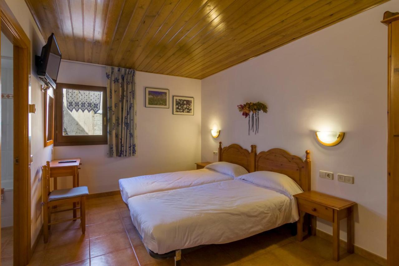 Hostal Cal Mestre Vilallonga de Ter Luaran gambar