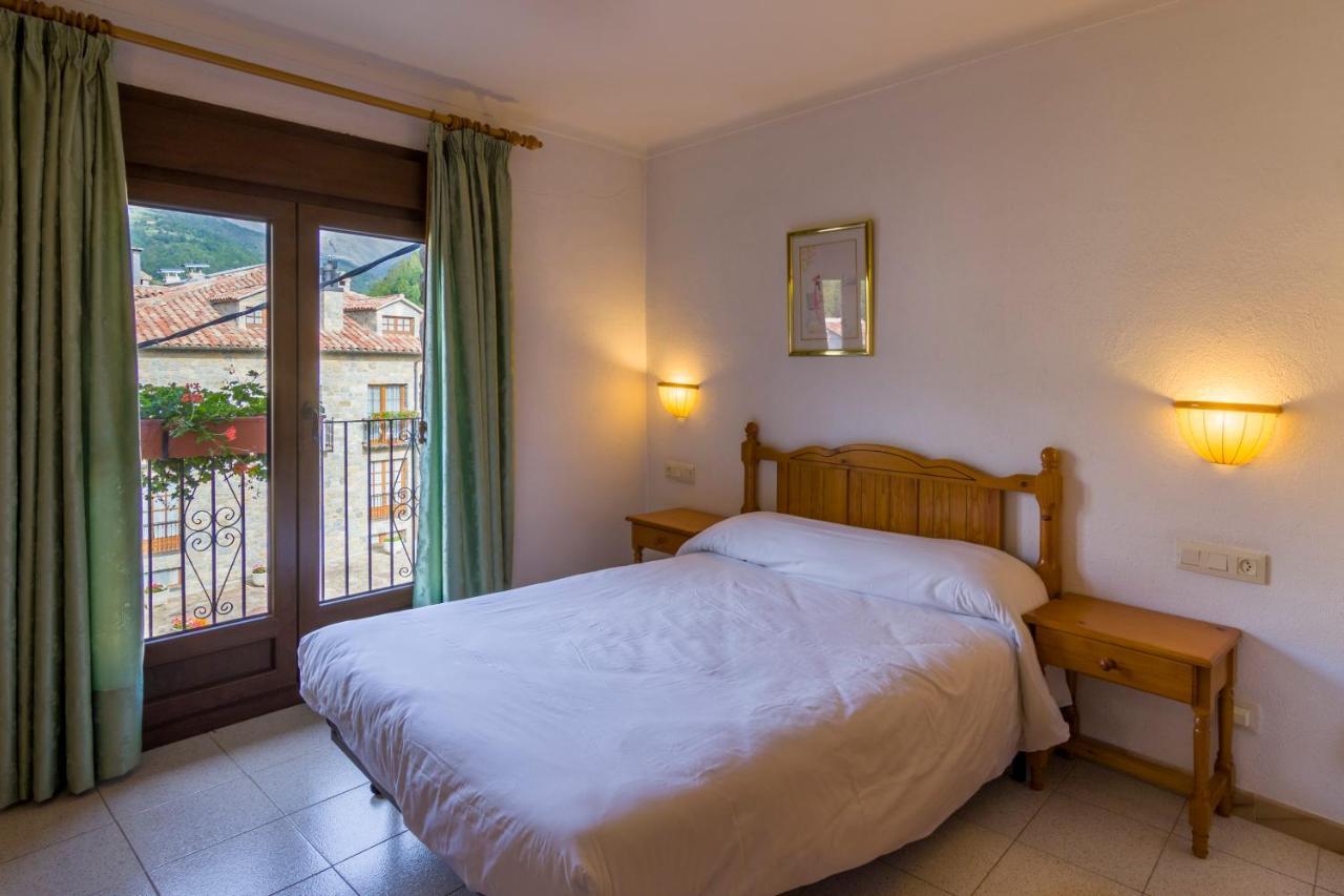 Hostal Cal Mestre Vilallonga de Ter Luaran gambar