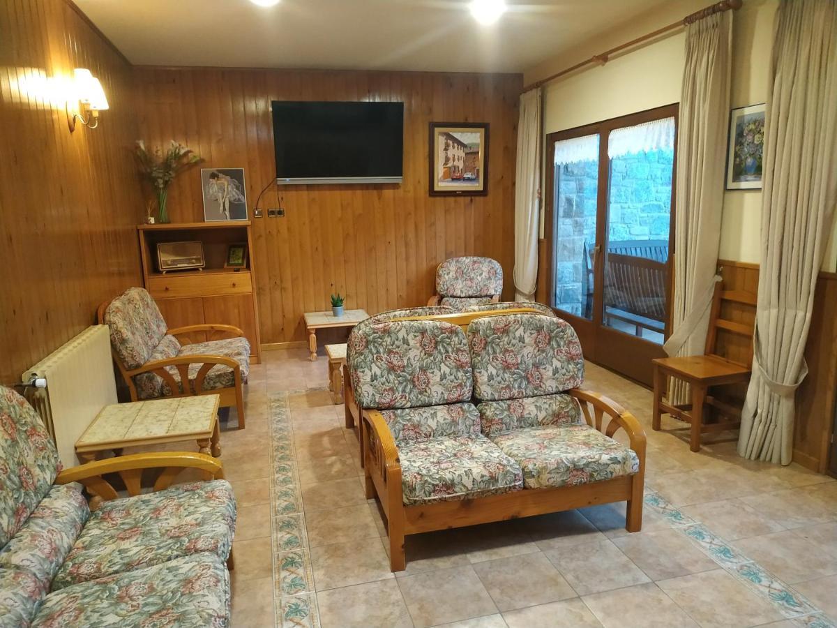Hostal Cal Mestre Vilallonga de Ter Luaran gambar