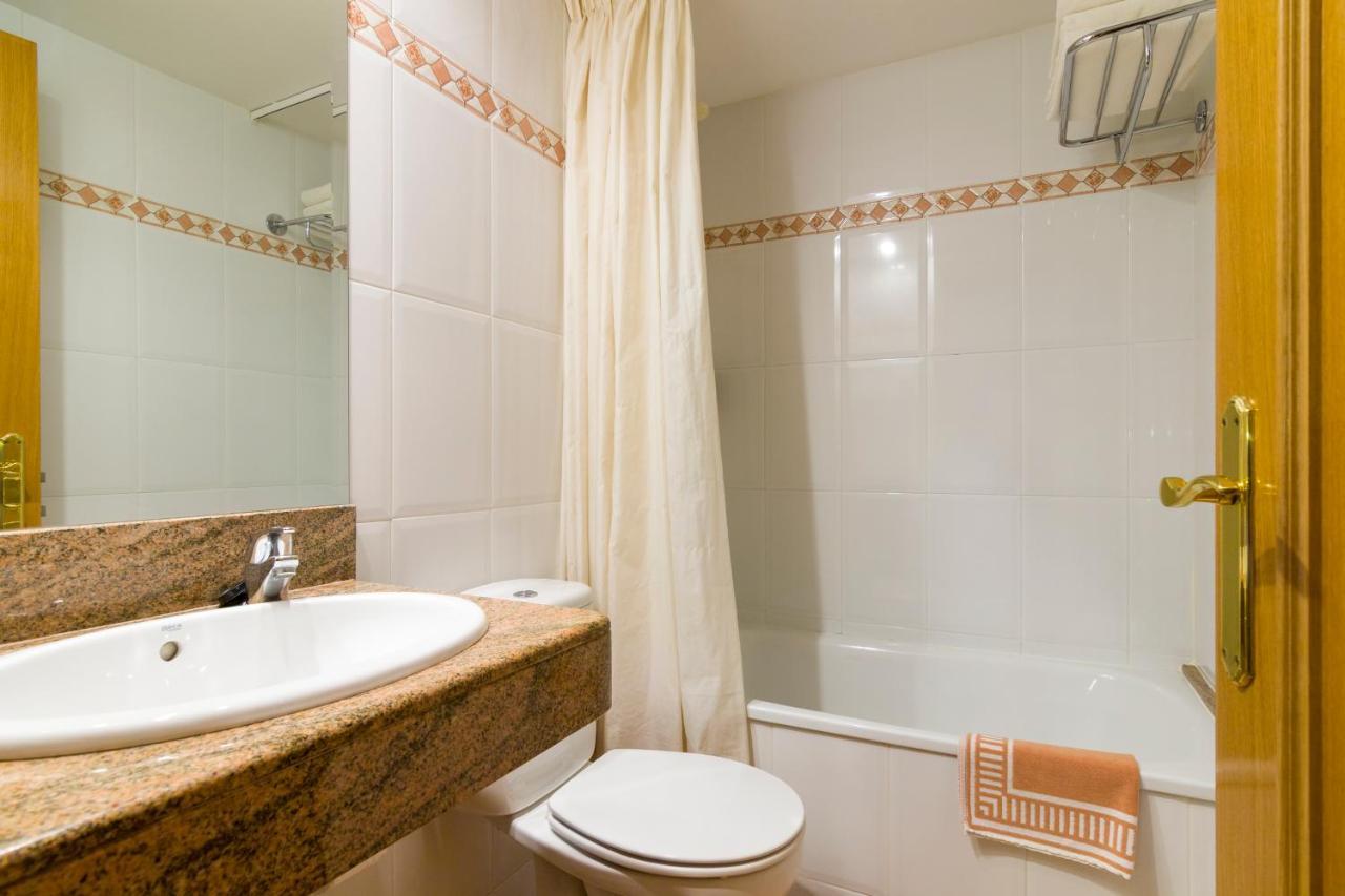 Hostal Cal Mestre Vilallonga de Ter Luaran gambar