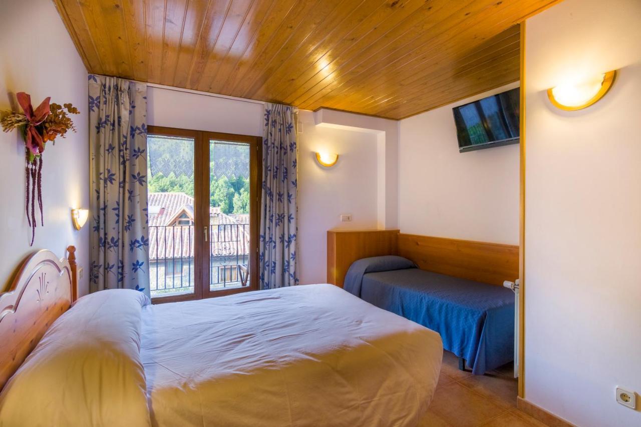 Hostal Cal Mestre Vilallonga de Ter Luaran gambar