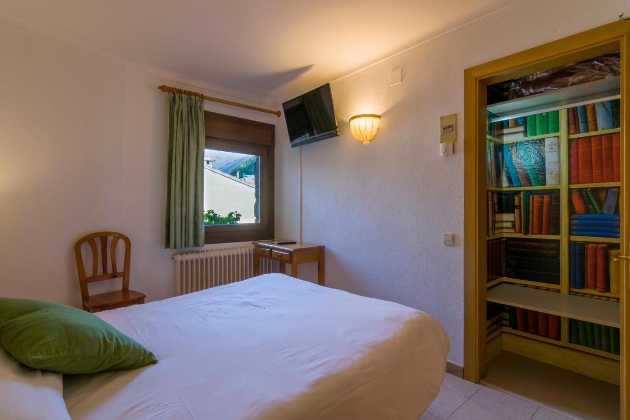 Hostal Cal Mestre Vilallonga de Ter Luaran gambar