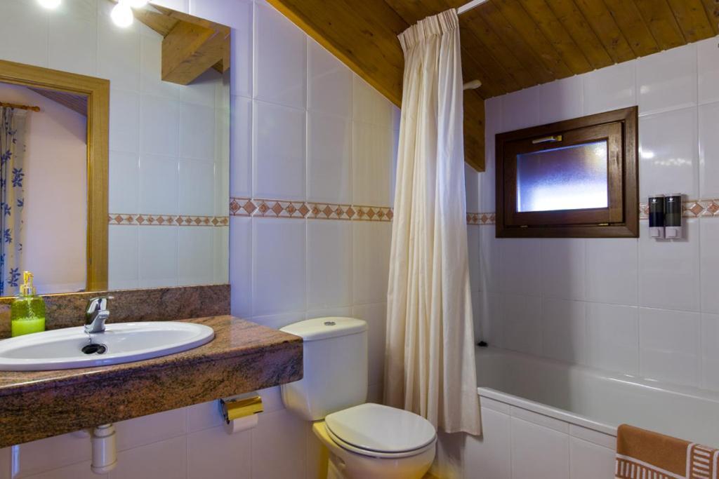 Hostal Cal Mestre Vilallonga de Ter Luaran gambar
